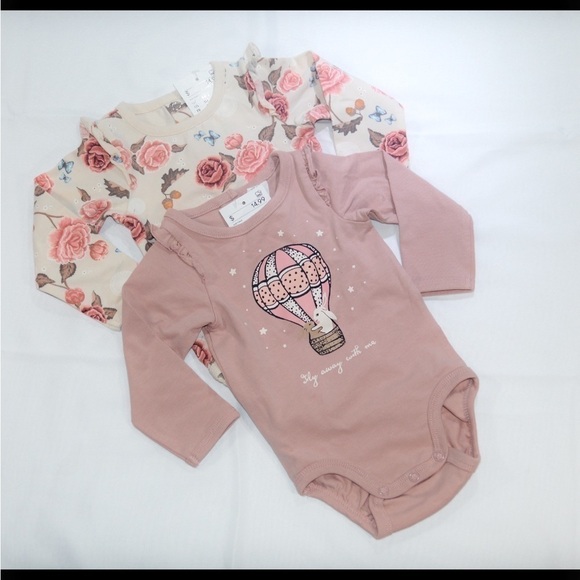 𝅺H&M Onesie 2 Pack Baby Girl Bodysuit Graphic Long Sleeve Infant Shirt Size 6M - Picture 1 of 1